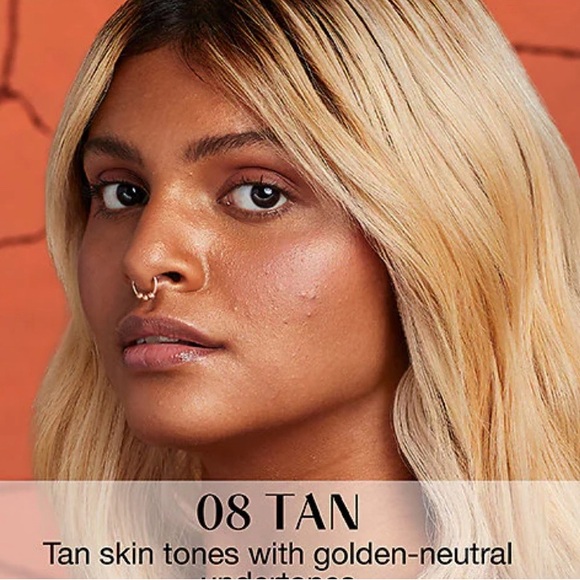 HUDA BEAUTY
GloWish Lightweight Blurring Pressed Powder - Picture 2 of 2